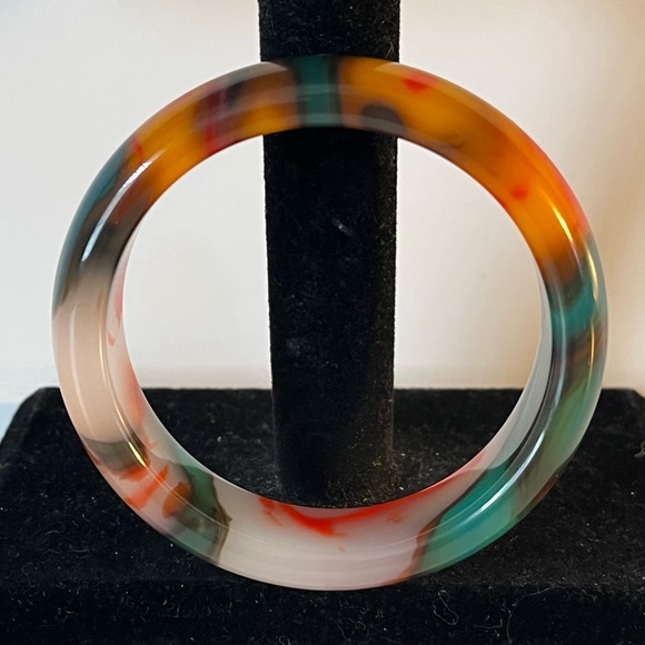 Beautiful Chalcedony Bangle Bracelet in Jade Style - Picture 3 of 10